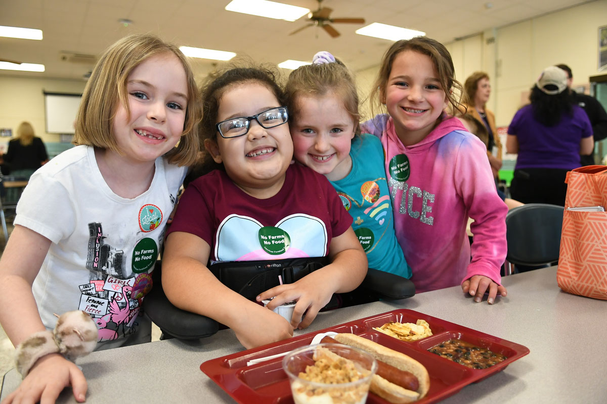 Students eating school food at Hamburg CSD in upstate New York. (Photo by Nancy J. Parisi for AFT)