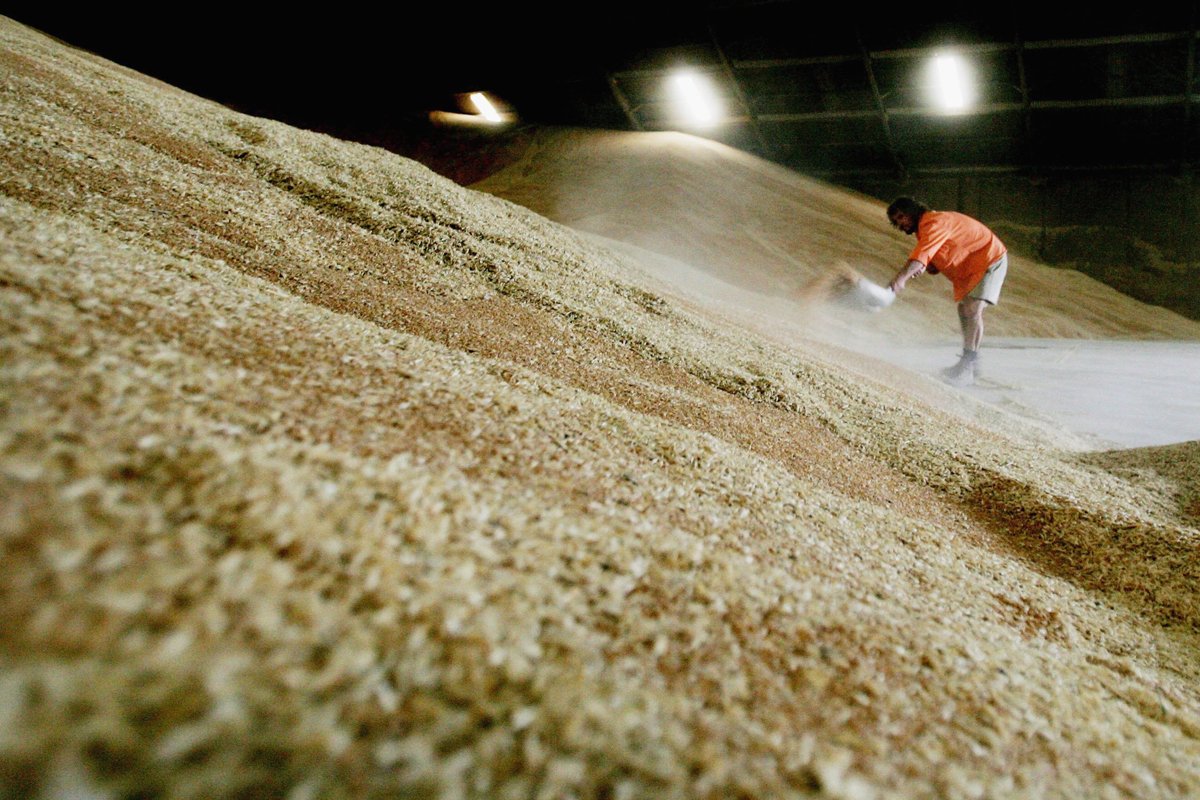 a worker importing wheat that has been certified under usda organic standards