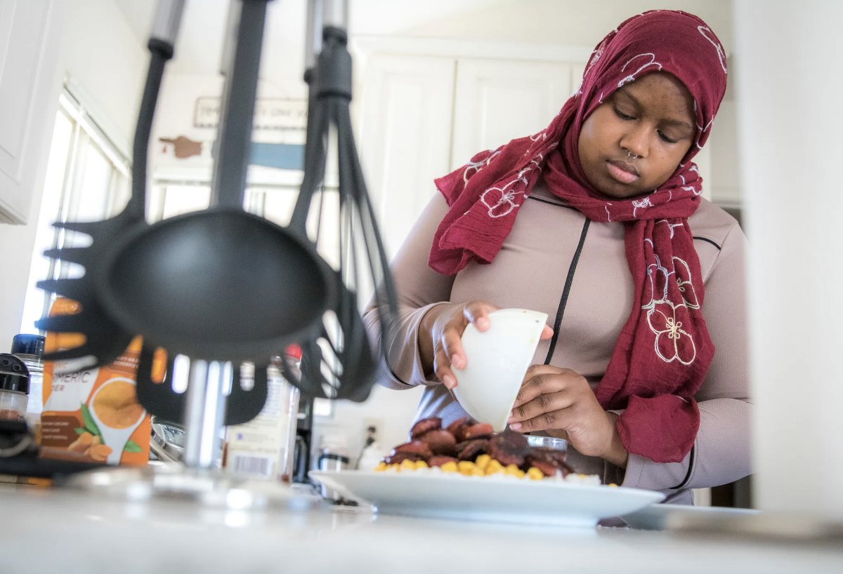 Sacramento State student Madeline Waters prepares a meal, in her Sacramento home with ingredients provided by CalFresh on Tuesday, June 1, 2021. Photo by Rahul Lal for CalMatters College Journalism Network