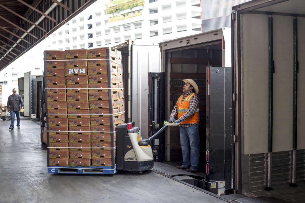 Felipe Maldonado, a Wholesale Recovery Program Driver with Food Forward, loads a pallet of recovered food at the Los Angeles Wholesale Produce Market. (Photo credit: Vanessa Bly)