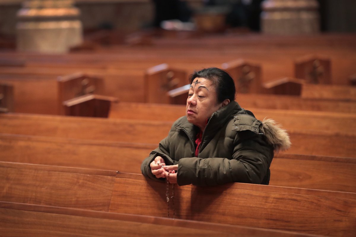 Catholics celebrate Ash Wednesday during a mass at Holy Name Cathedral on March 1, 2017 in Chicago, Illinois. (Photo by Scott Olson/Getty Images)