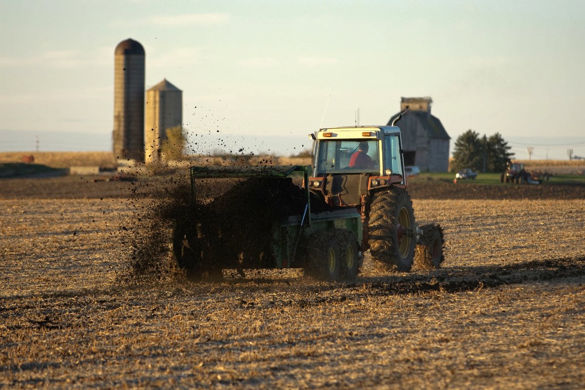 A farm tractor spreads biosolids on a farm field in Geneva, Illinois. (Photo CC-licensed by the City of Geneva)