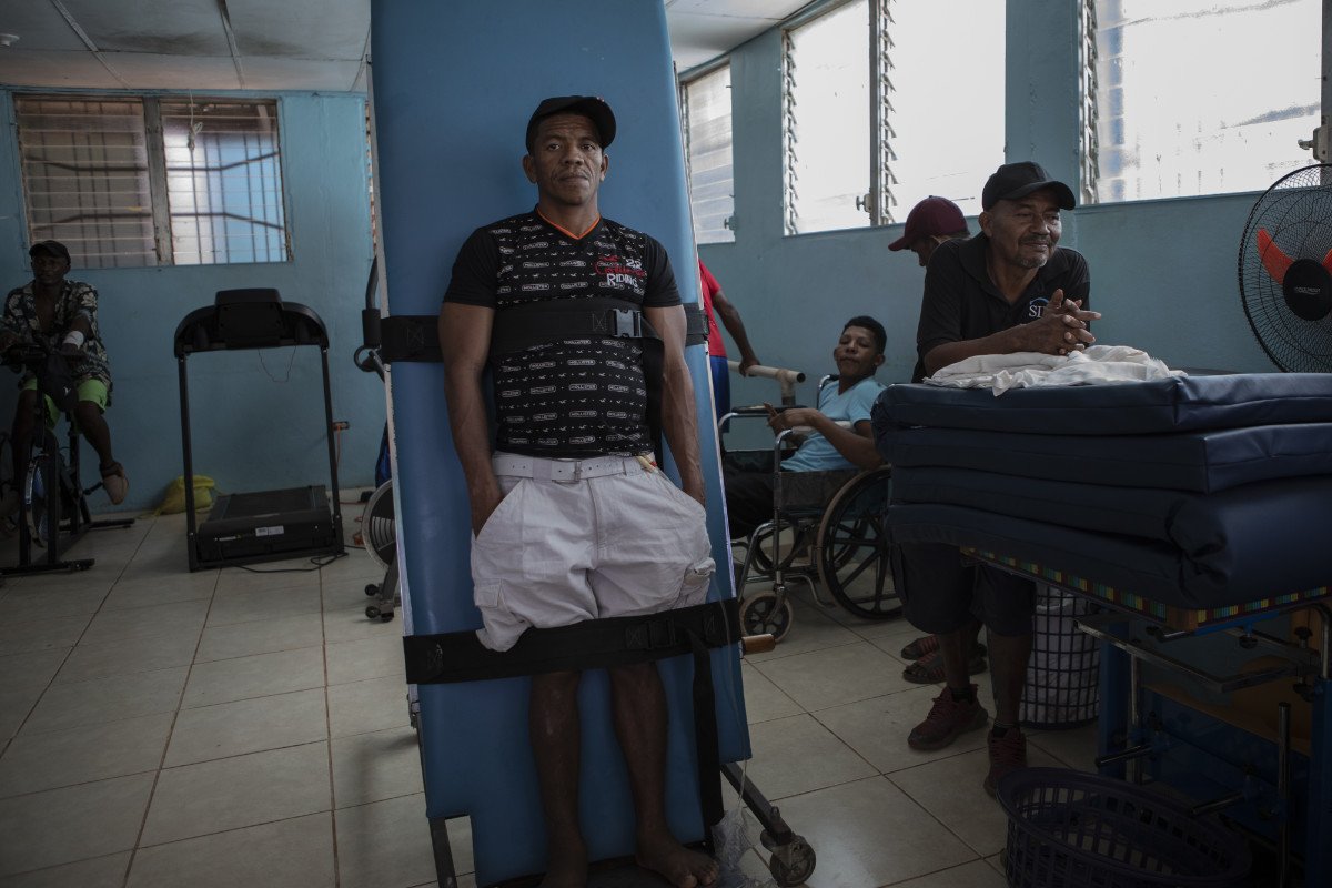 Injured divers work on various exercises in a small rehabilitation room at the hospital. Dr. Henzel Roberto Pérez, the deputy director of information management at the hospital, said that one of the many problems with the lobster diving industry is “Children are working for these companies. At least one of the companies is from the United States.” (Photo credit: Jacky Muniello)