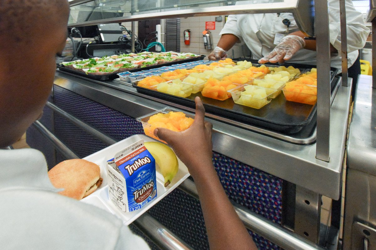 A student at Ashford Elementary School in Houston fills up on local food in his school lunch. (USDA Photo by Lance Cheung)