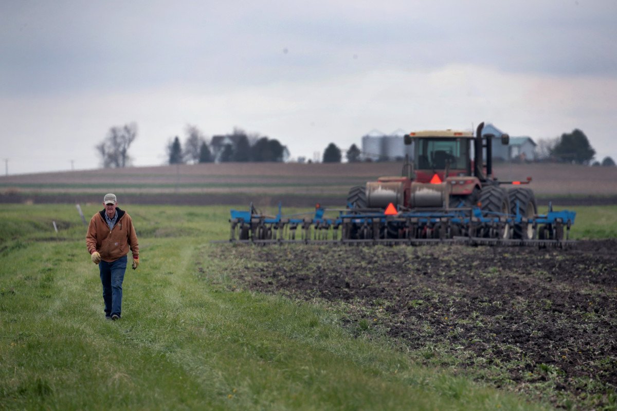 An Illinois farmer fertilizes a field before planting. (Photo credit: Scott Olson, Getty Images)