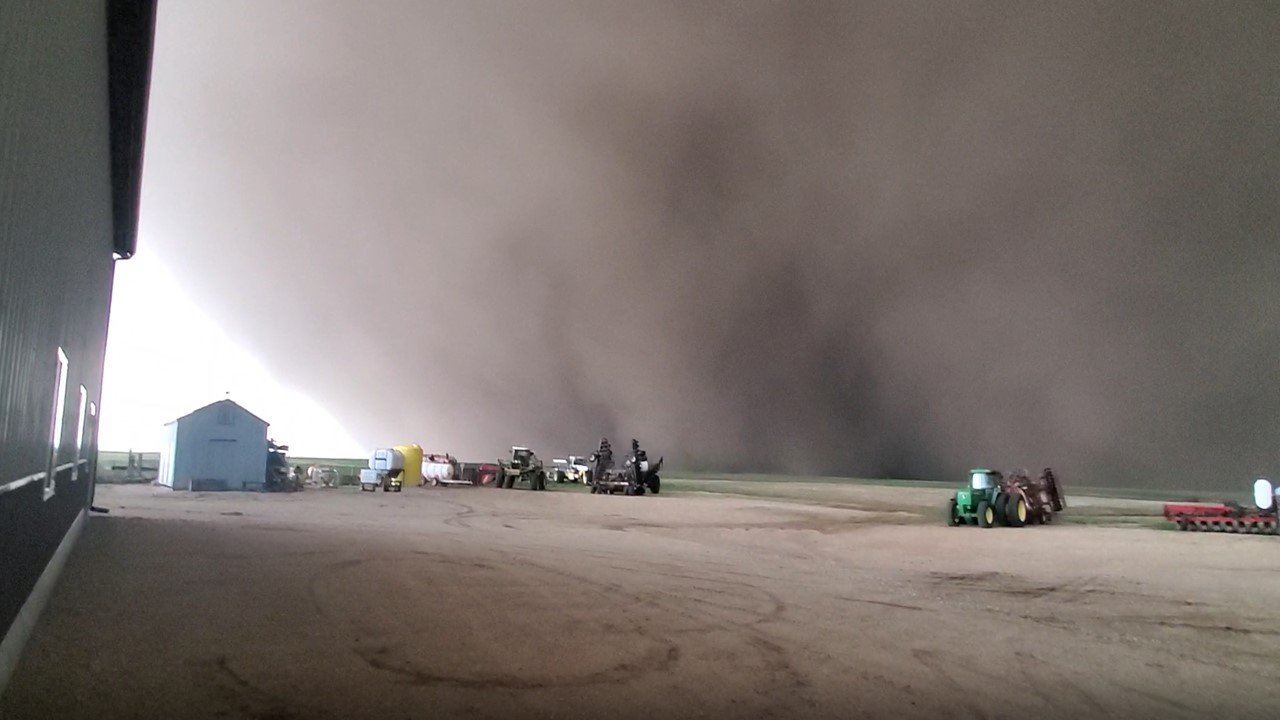 A derecho approaches Kurt Stiefvater's farm in Salem, South Dakota. (Photo credit: Kurt Stiefvater)